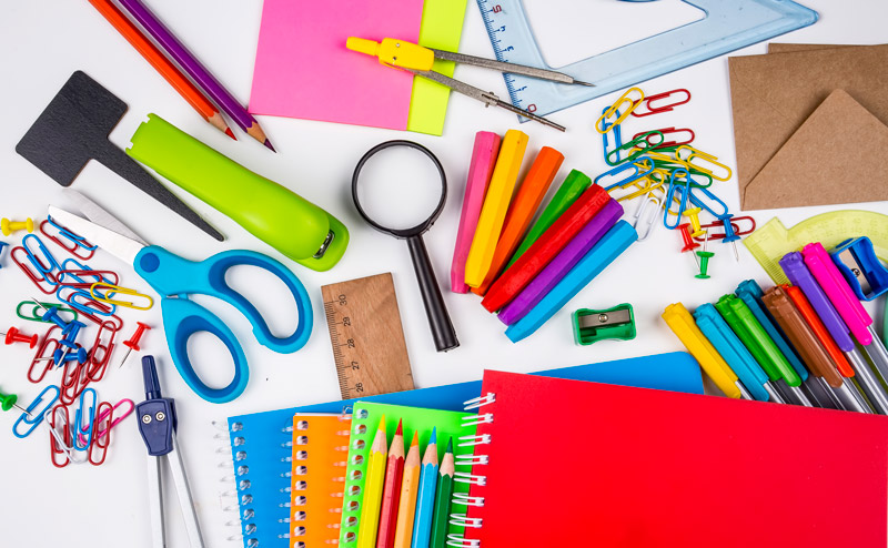 Material de papelería, lápices de color, cuadernos, bolígrafos